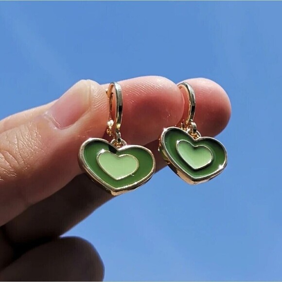 ๐ Green Double Heart Gold Little Hoop Earrings NWT Elegant - Picture 3 of 3